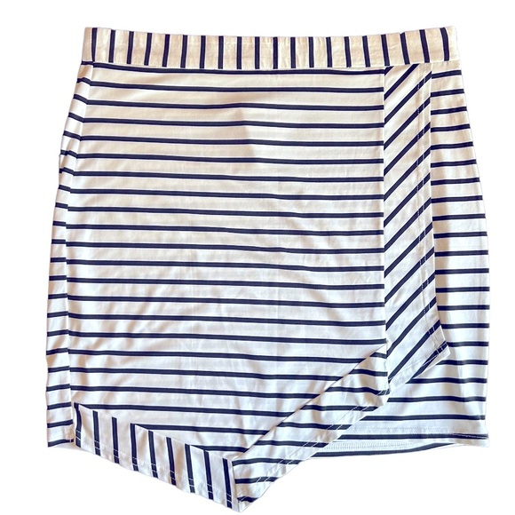 Finejo Asymmetrical Black and White Striped Skirt - Picture 1 of 3